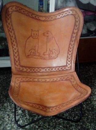 SOMOS FABRICANTES BANQUITO Y SILLA MARIPOSA EN CUERO REPUJADO Y MADERA EN MIRAFLORES