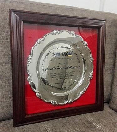 PLACAS RECORDATORIAS EN BRONCE / VIDRIO Y FUNDIDAS